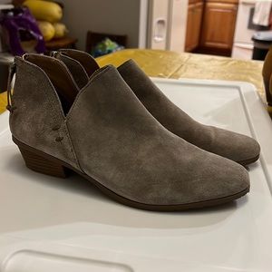 Concrete colored ankle boots by Kenneth Cole